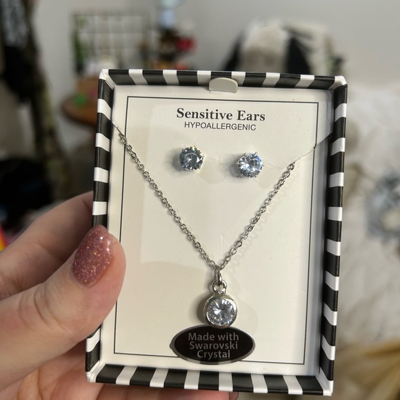 Swarovski Elements Earring & Necklace Boxed Set - Picture 3 of 5